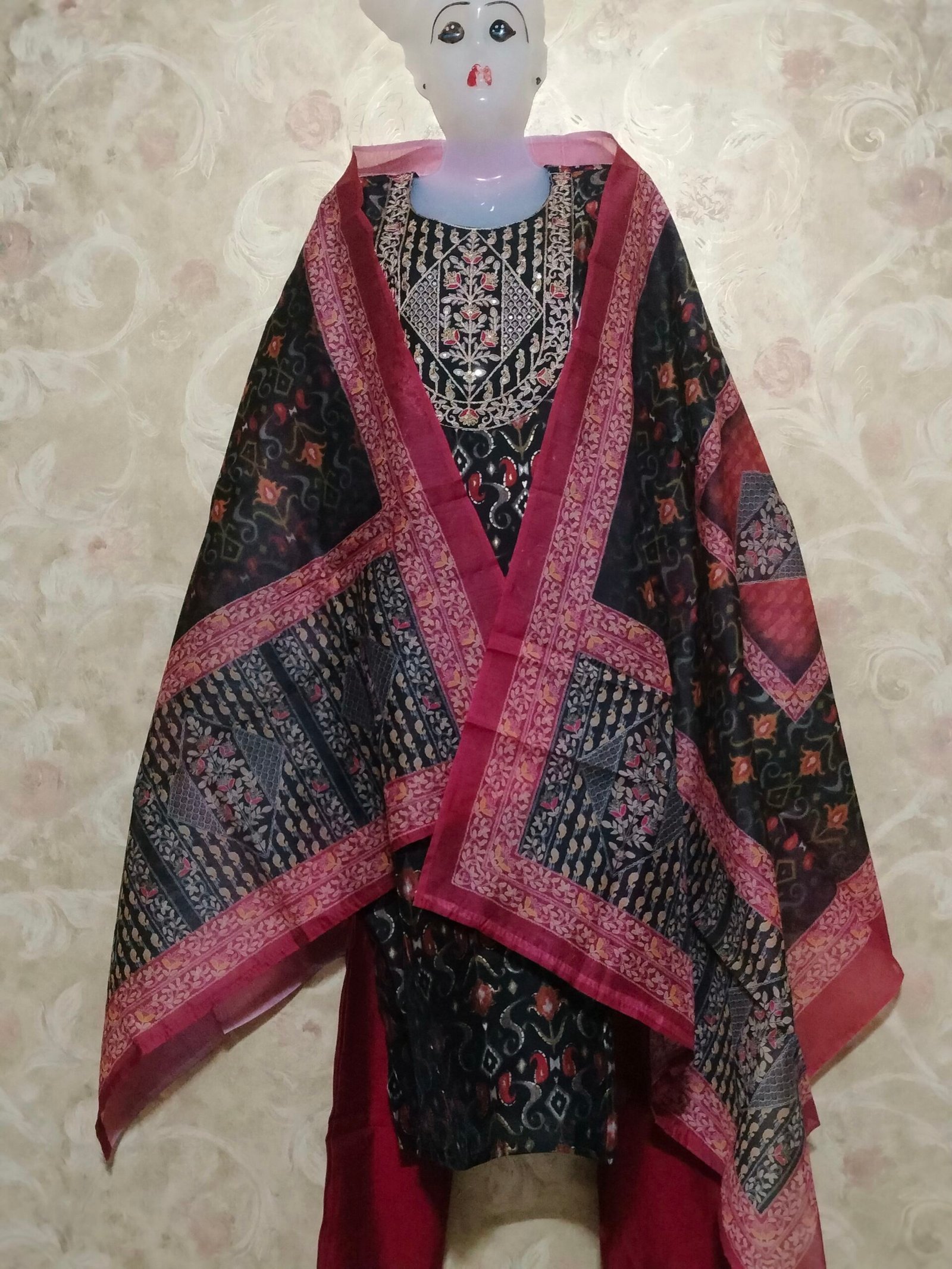 Stylish Round Neck Suit Set with Dupatta & Pajama – XL Size -black color - Image 8