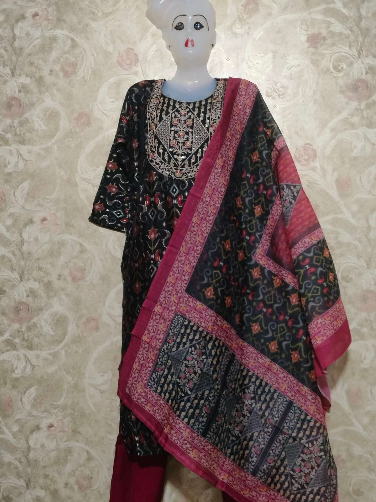 Stylish Round Neck Suit Set with Dupatta & Pajama – XL Size -black color - Image 4