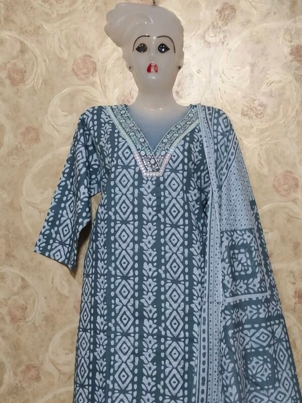 V-Neck Printed Suit in Soft Cotton – Style & Comfort Combined - Image 3